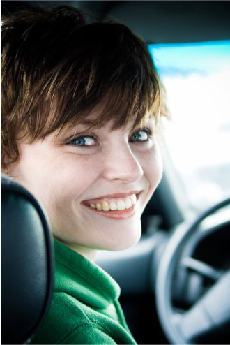 [ Image : Happy female driver ]